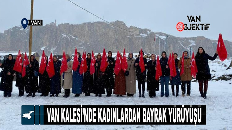 Van Kalesi’nde Kadınlardan Bayrak Yürüyüşü